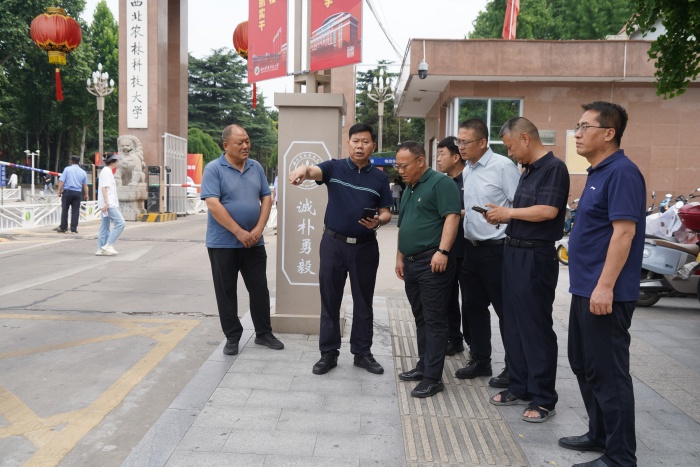 检查北校区南门交通及环境秩序.JPG