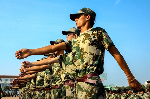 【轉載】【軍訓連連看】(一)驕陽下聞歌聲嘹亮 戎裝裡展颯爽軍姿