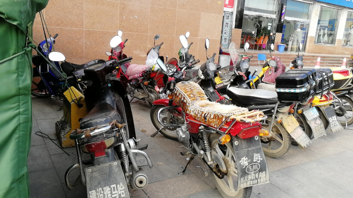 9禁止进入校园的无手续摩托车.jpg