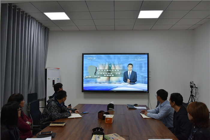 研究生院师生观看警示教育节目.JPG