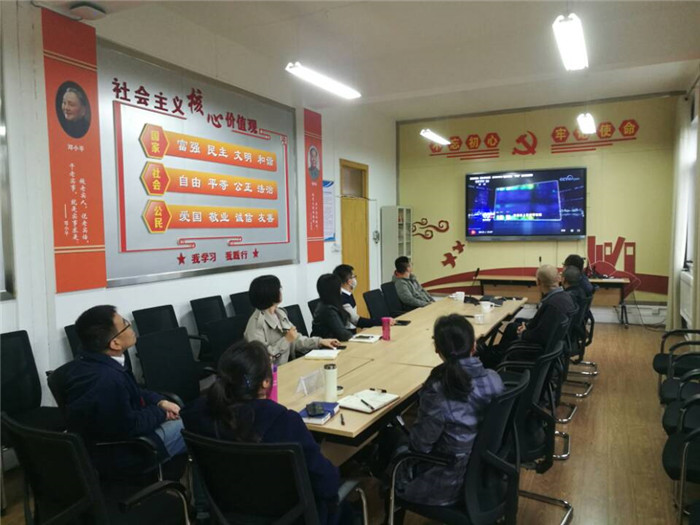 信息学院师生观看警示教育节目.jpg