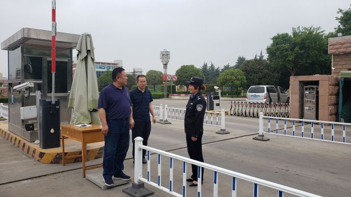 南校东门.jpg