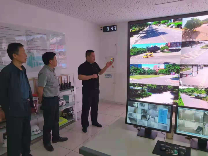 参观欧亚学院安全指挥中心.jpg