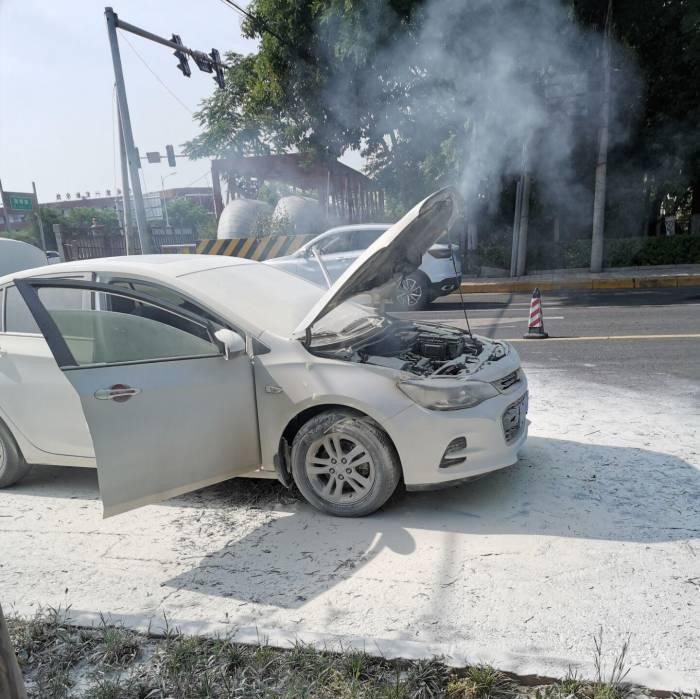 02火灾扑灭后的小汽车01.jpg