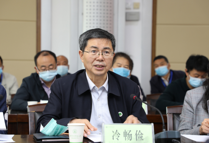 3冷畅俭副校长主持汇报会.jpg