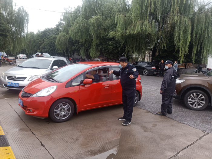 1195c91265ca4e66a3e15fb9c7591726.jpg 疏导交通2.jpg