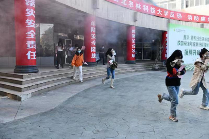 7b1b9c02305e45dcacd8d9710c371d42.jpg 8消防应急疏散演练.jpg